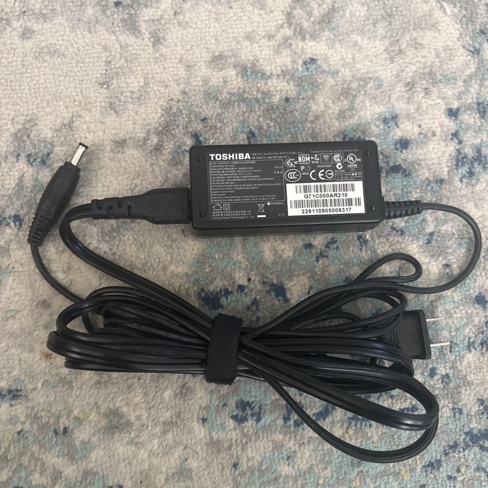 Toshiba Original OEM 65W AC Power Adapter Charger PA3822U-1ACA